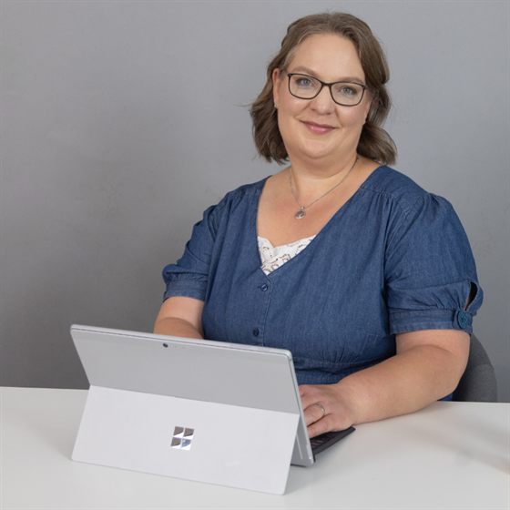Maria Christina Wilms an ihrem Schreibtisch